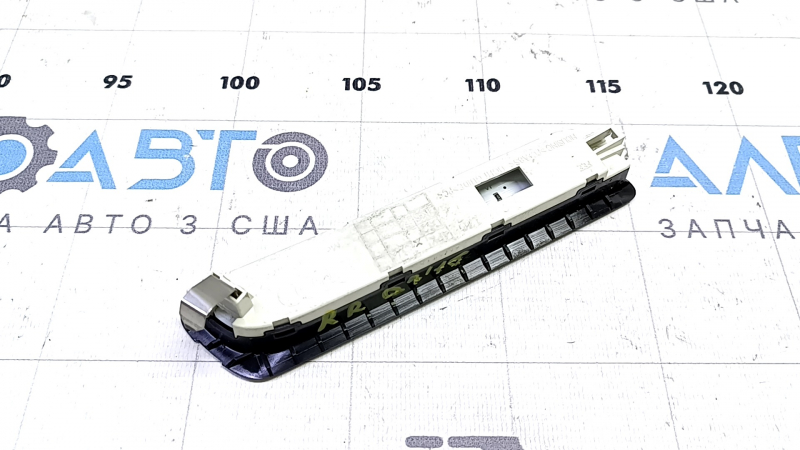Плафон освещения багажника правый Audi Q7 16-26 черный, царапины