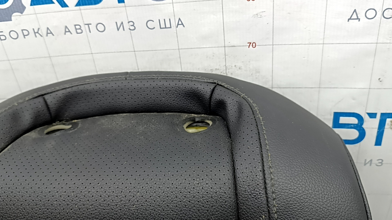 Крепежные элементы на верхней части обивки сиденья, вид сбоку.
