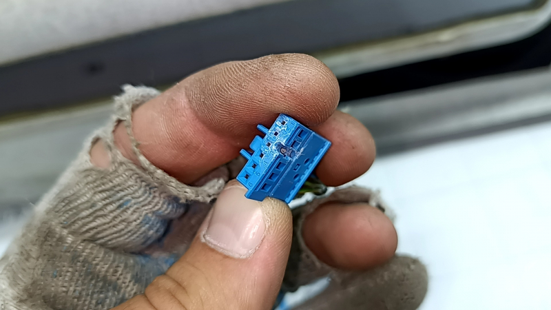 Обшивка потолка Mercedes W167 GLE 350 450 22-26 под люк, черная, под чистку, окислены фишки проводки
