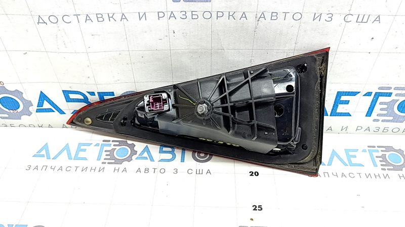 Обратная сторона фонаря для Mercedes W167 с видимыми повреждениями, возможные следы крепежа.