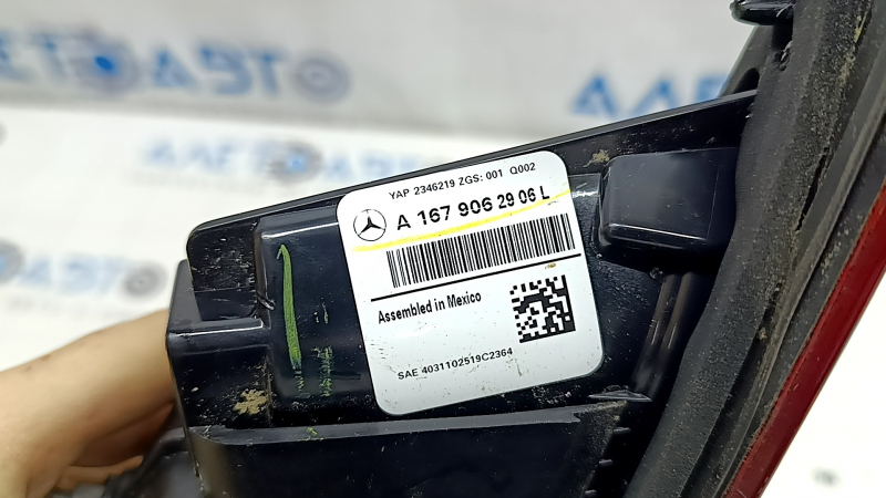 Маркировка и оригинальный номер на фонаре для Mercedes W167, важно для идентификации.