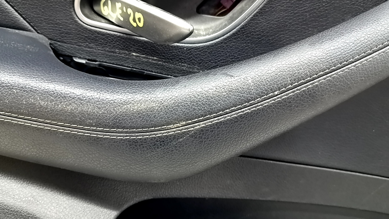 Обшивка дверей картка передня ліва Mercedes W167 GLE 350 450 20-26 чорна шкіра, з підсвічуванням неробочої, підлокітник шкіра чорна, вставка під сіре дерево, Burmester, з ручкою, контакт з водою, цар