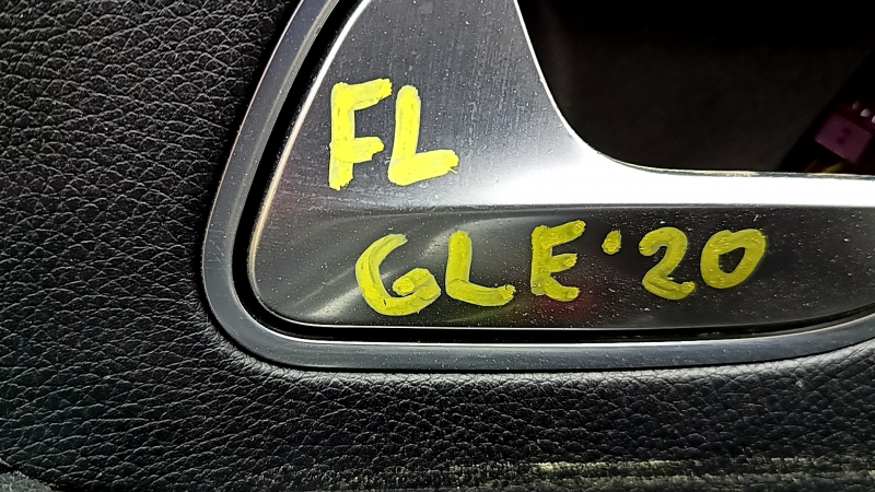 Обшивка дверей картка передня ліва Mercedes W167 GLE 350 450 20-26 чорна шкіра, з підсвічуванням неробочої, підлокітник шкіра чорна, вставка під сіре дерево, Burmester, з ручкою, контакт з водою, цар