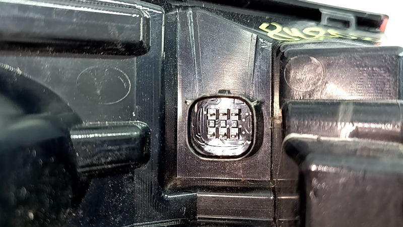 Фонарь внешний крыло правый Ford Escape MK4 23-26 LED, нет части крепления, в клее, царапины