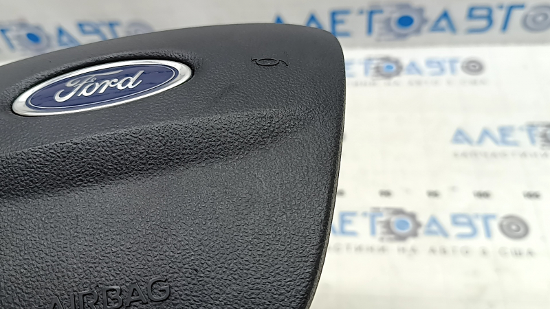 Общий ракурс подушки безопасности Ford с логотипом, состояние в целом хорошее.