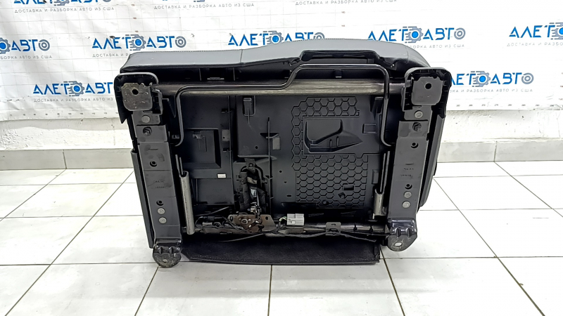 Подлокотник сиденья Ford Escape 2023–2026, механическое регулирование без airbag.