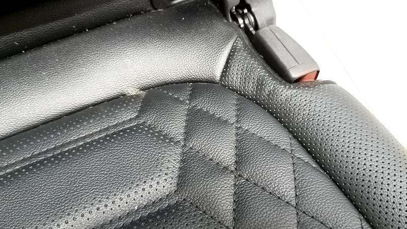 Заднее сидение правое Ford Escape MK4 23-26 без airbag, механическое, кожа черная, с перфорацией, примято