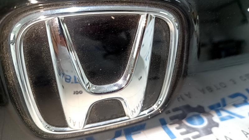 Накладка двери багажника Honda CRV 23-26 с эмблемой, тычки, царапины