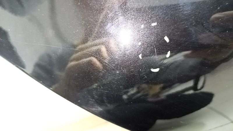 Детальный снимок повреждений на черной поверхности двери для BMW 3 G20, 2019-2026.