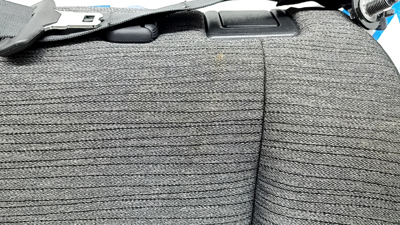 Крупный план ткани спинки сиденья Nissan Rogue, следы использования