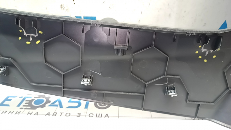 Накладка боковая центральной консоли левая передняя Chevrolet Bolt 17-21 темно-серая, царапины, сломаны крепления