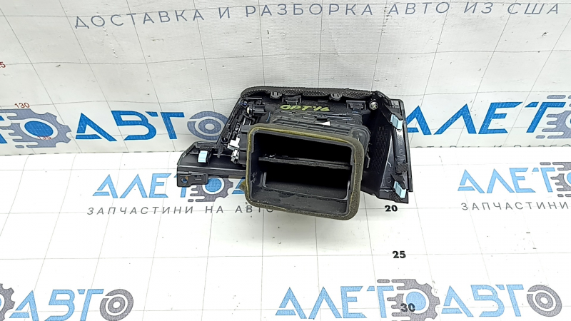 Дефлектор воздуховода торпеды левый Kia Optima 16-20 с накладкой графит