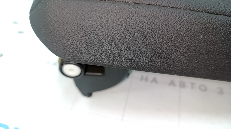 Крупный план крепежа подлокотника для BMW 3 G20, на котором виден дефект.
