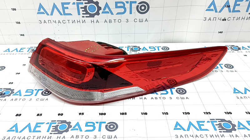 Фонарь задний правый Kia Optima 2016-2020 с трещинами и потертостями, вид спереди.