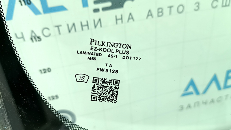 Крупный план этикетки Pilkington на стекле Honda Clarity, показывает состояние и происхождение детали.