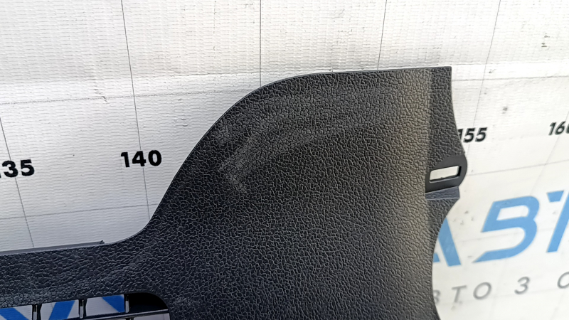 Детальный кадр потертости на накладке пола для Toyota Prius 2016-2022, видно состояние детали.