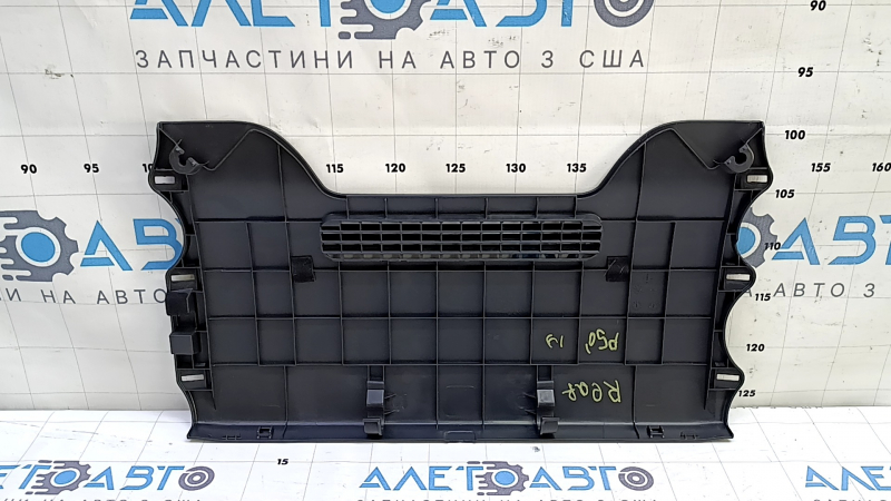 Интерьер автомобиля Toyota Prius 2016-2022, вид сзади на накладку под сиденьем.