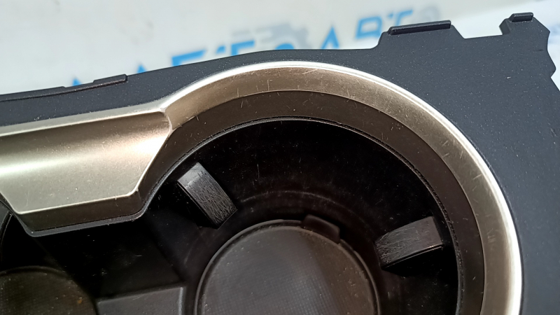 Крупный план подстаканников центральной консоли Lexus NX, видимые царапины.