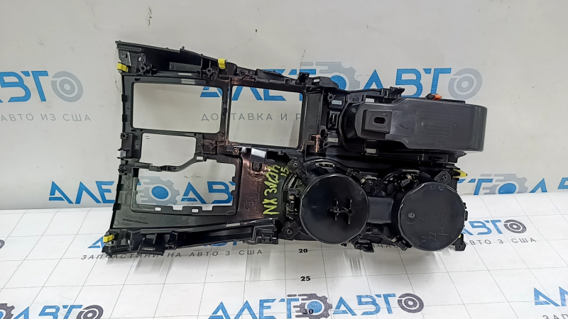 Центральная консоль Lexus NX с подстаканниками, вид сзади, заметные следы использования.