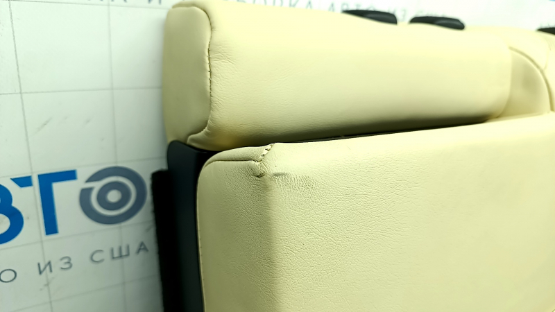 Расположение шва и небольшие повреждения на сидении Lexus NX 2015 - 2021.