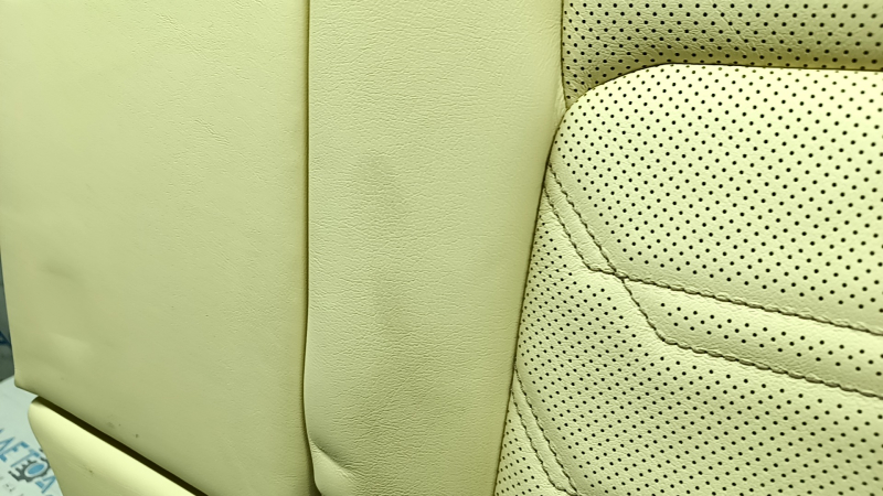Близкий план на перфорацию и косметические дефекты кожаного сидения Lexus NX 2015 - 2021.