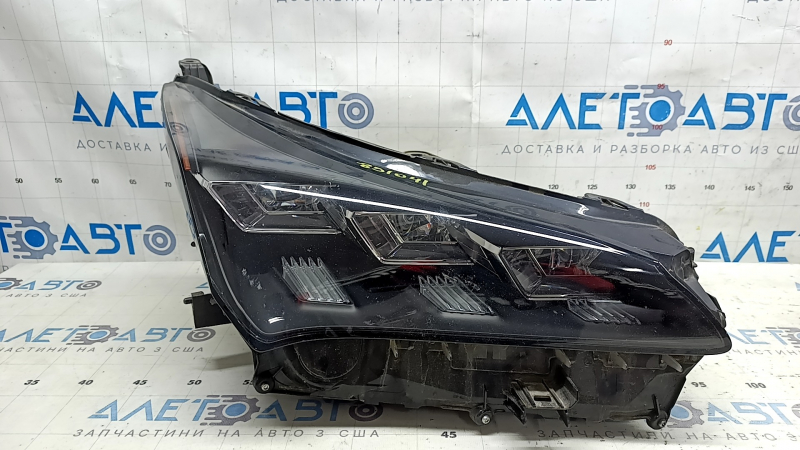 Передняя правая фара для Lexus NX 2015-2021, вид спереди, с потертостями.