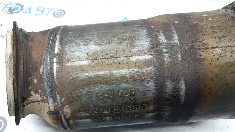 Катализатор BMW X5 F15 16-18 plug-in ржавый, порвана сетка, обломаны шпильки