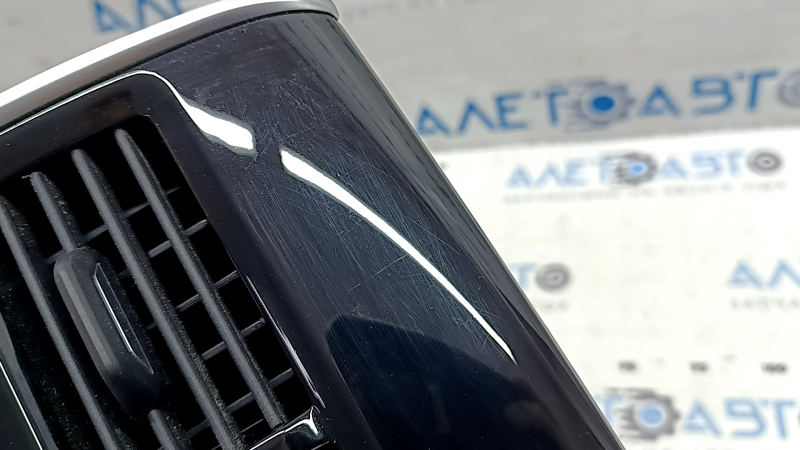 Крупный план царапин на дефлекторе воздуховода для BMW X5 G05, демонстрирует следы использования.