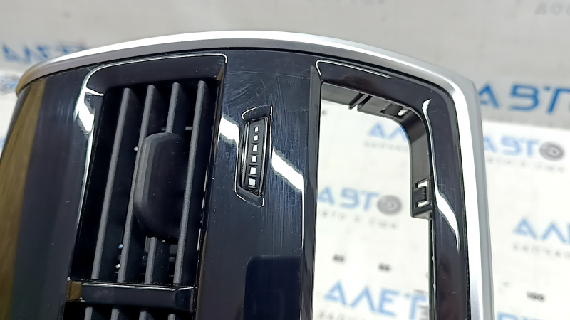 Дефлектор воздуховода центральной консоли с накладкой BMW X5 G05 19-26 черный глянец под 4 зонное управление, царапины