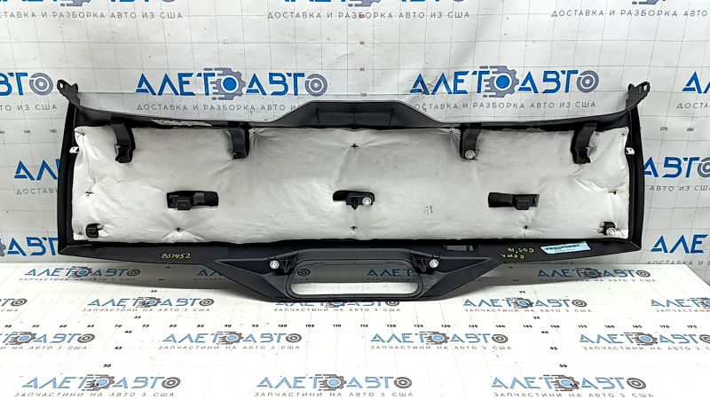 Задняя обшивка двери кузова BMW X5 G05 2019-2026 с дефектами, на фото показан внутренний вид