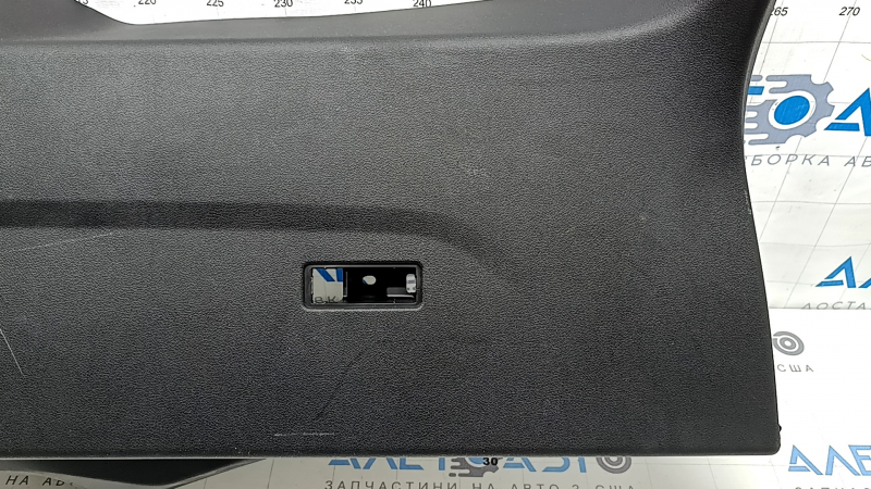 Обшивка нижней части двери BMW X5 G05 2019-2026, имеют характерные следы использования.