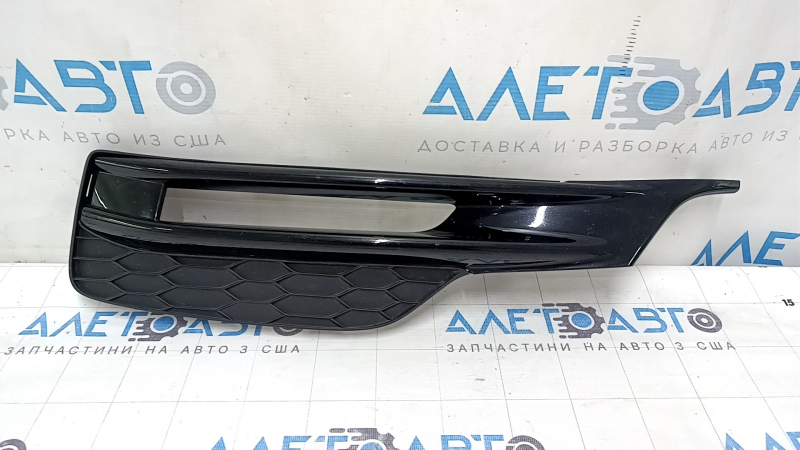 Боковая решетка переднего бампера правая для Honda Accord 2013-2017, имеет следы использования.