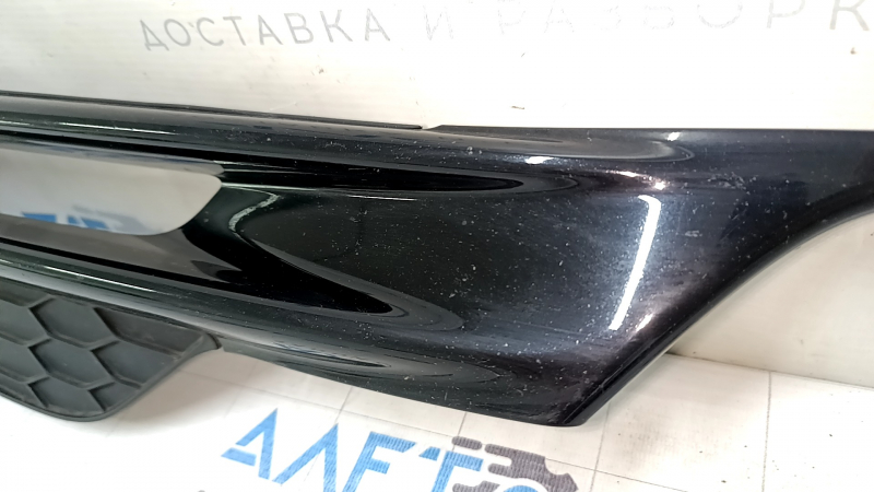 Крупный план боковой решетки переднего бампера Honda Accord 16-17, темный глянцевый цвет, мелкие потертости.