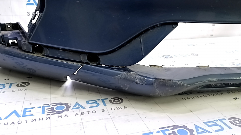 Крупный план поврежденной области переднего бампера Ford Fusion.