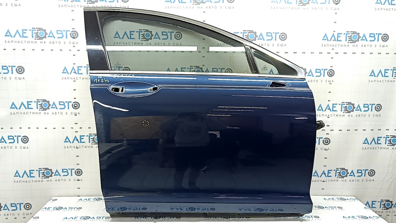 Дверь передняя правая Lincoln MKZ 2014-2020, вид снаружи, с естественными следами эксплуатации.
