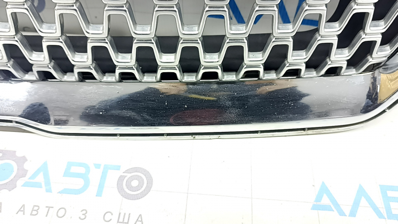 Решетка радиатора grill Lincoln MKZ 17-20 хром, с эмблемой, полез хром, песок
