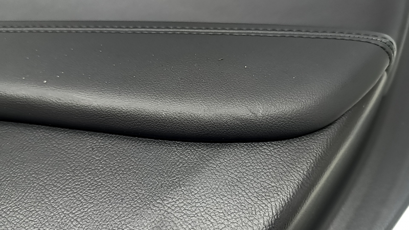 Обшивка дверей картка задня права Lincoln MKZ 17-20 чорна з чорною вставкою шкіра, підлокітник чорна шкіра, вставка коричневе дерево глянець, під пищалку, з підсвічуванням, з ручкою, подряпини, надрив
