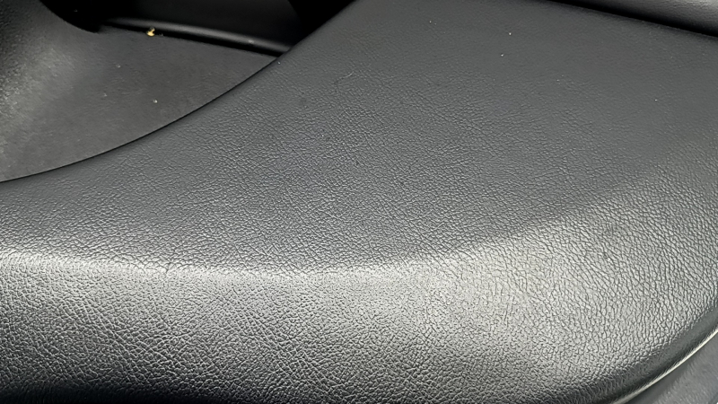 Обшивка дверей картка задня права Lincoln MKZ 17-20 чорна з чорною вставкою шкіра, підлокітник чорна шкіра, вставка коричневе дерево глянець, під пищалку, з підсвічуванням, з ручкою, подряпини, надрив