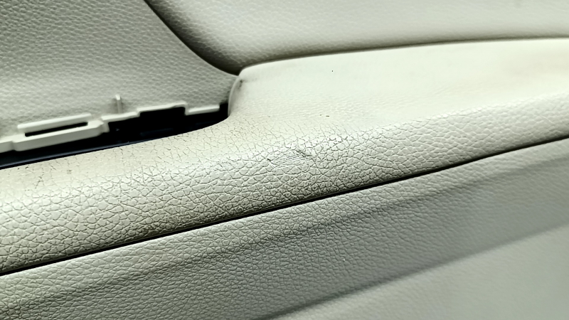 Ближайший план на потёртости кожи обшивки двери передней правой Honda Accord, общее состояние неплохое.