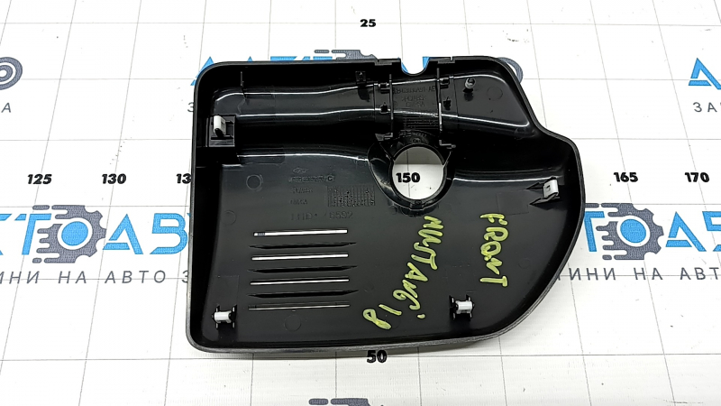 Задняя поверхность накладки зеркала для Ford Mustang, видно отверстие под камеру и датчик дождя.