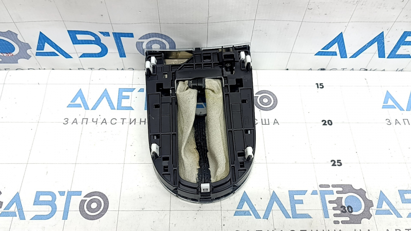 Накладка шифтера КПП Ford Mustang mk6 18-23 под карбон, хром, царапины