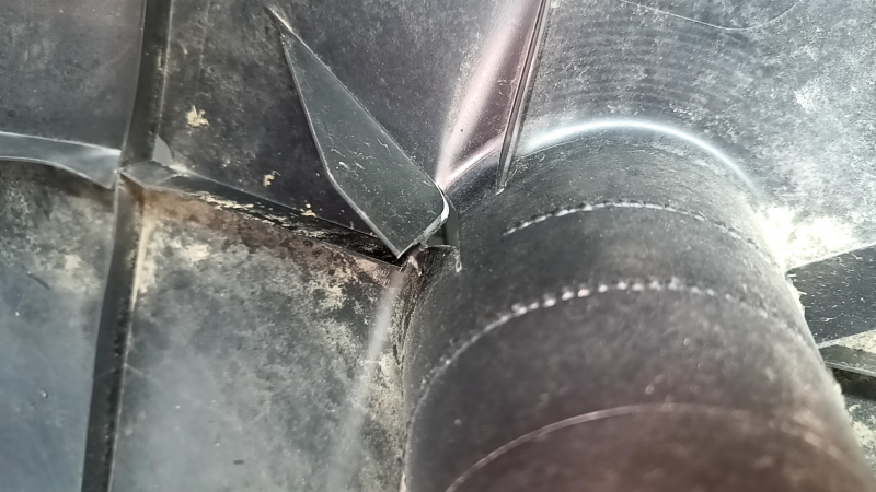 Неполное закрытие на защите заднего бампера Honda Accord, видно загрязнение и детали крепежа.