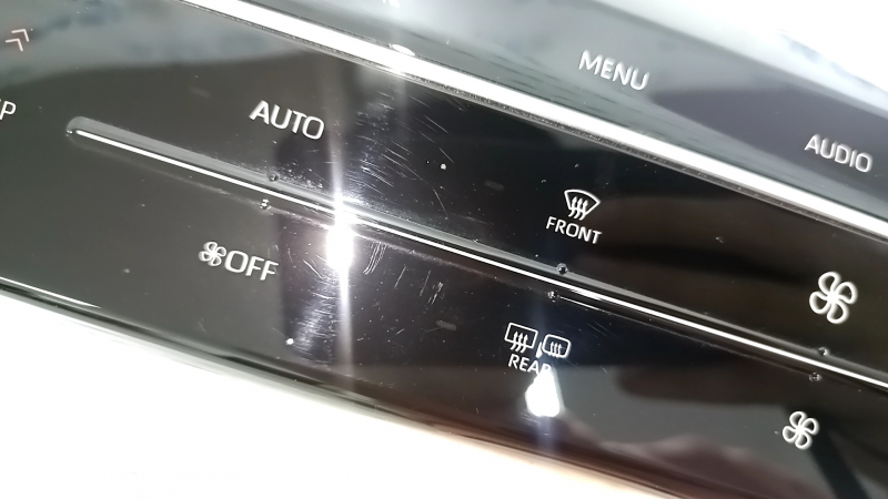 Детали управления климат-контролем Toyota Venza с видимыми следами использования.