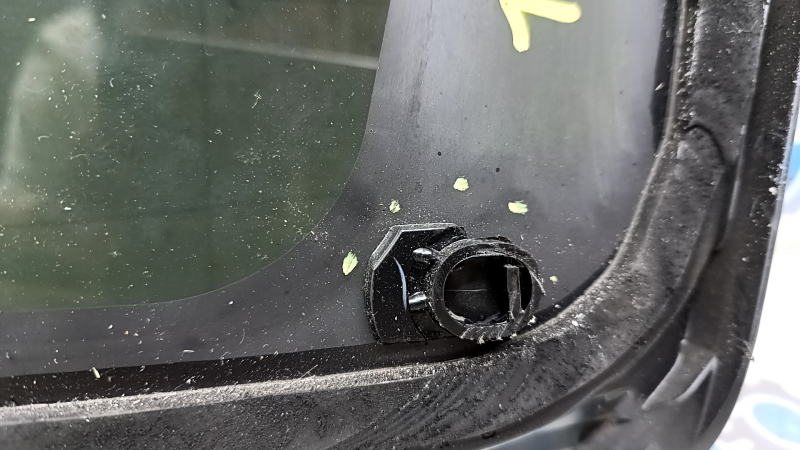 Деталь слабо закреплена, на фото видна сломанная направляющая задней левой форточки.