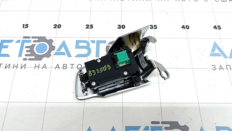 Кнопки управления на руле верхние правые Ford Mustang mk6 18-22 с хром накладкой, в клее