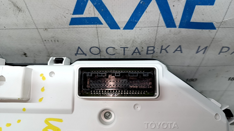 Разъём щитка приборов Toyota Venza, вид с тыльной стороны для проверки состояния