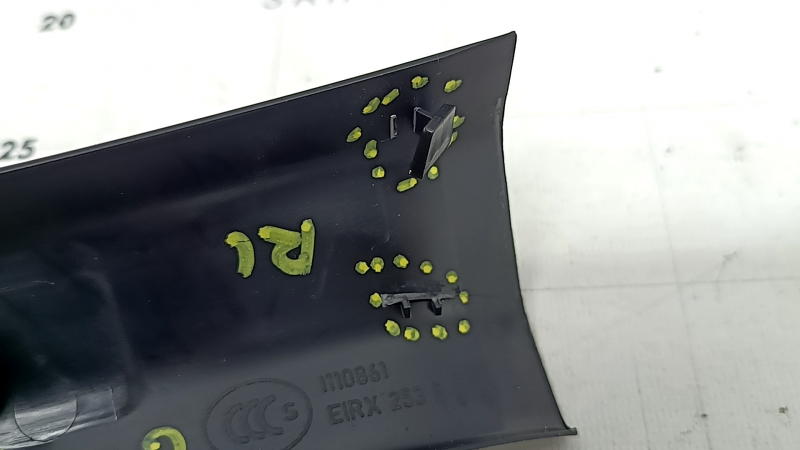 Накладка порога ззаду ліва Mercedes GLC 16-20 чорна, зламані кріплення, надламані кріплення