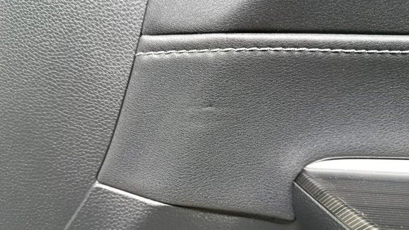 Обшивка дверей картка передня права Toyota Venza 21-22 XLE, Limited шкіра чорна з сірим рядком, під пам'ять сидіння, темно-сіра накладка, з ручкою, подряпини, потертости