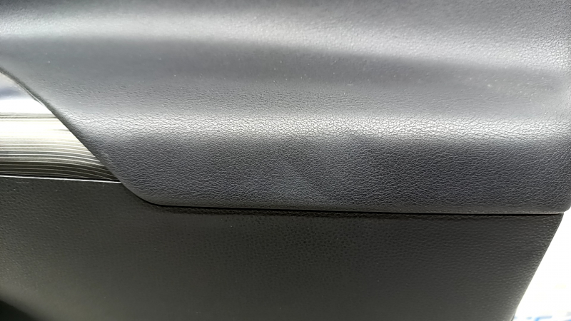 Обшивка дверей картка передня права Toyota Venza 21-22 XLE, Limited шкіра чорна з сірим рядком, під пам'ять сидіння, темно-сіра накладка, з ручкою, подряпини, потертости