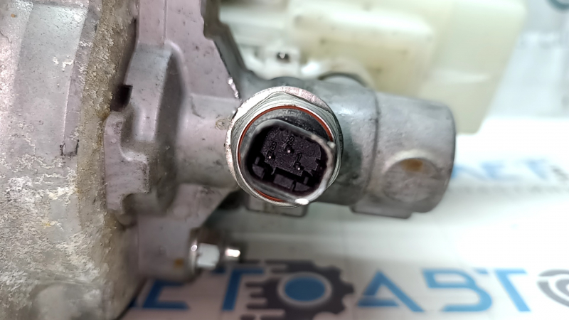 Главный тормозной цилиндр с ваккумным усилителем в сборе Nissan Leaf 13-17 сломано крепление бачка